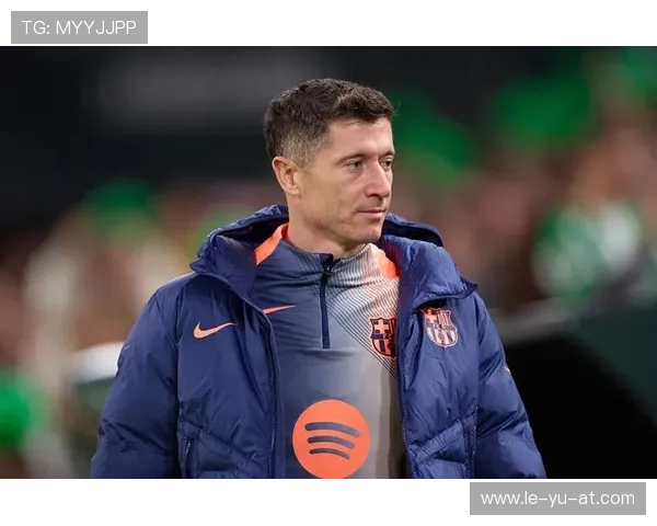 莱万在巴萨更衣室扮演关键角色,助力球队团结奋进 莱万在巴萨更衣室扮演关键角色,助力球队团结奋进